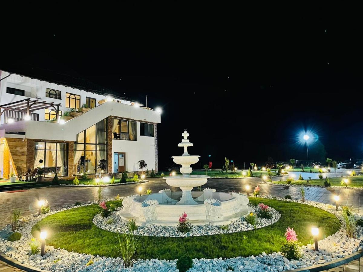Gradina Mariajelor Hotel Câmpulung Moldovenesc Екстериор снимка